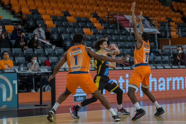 国足将以饱 国足将以饱